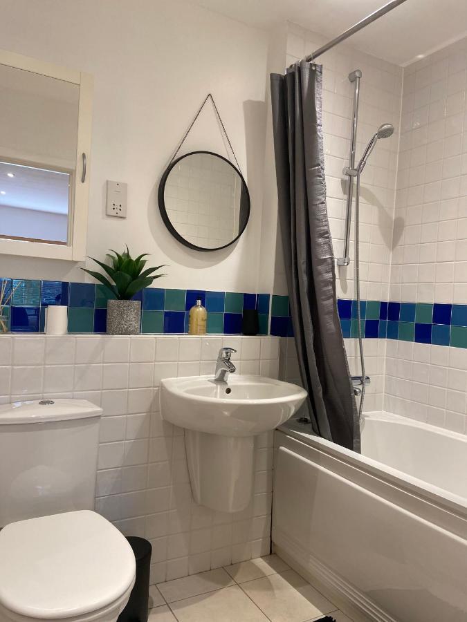 2 Bedroom, 2 Bathroom Apartment With Free Parking In A Great Location Cambridge  Exteriör bild