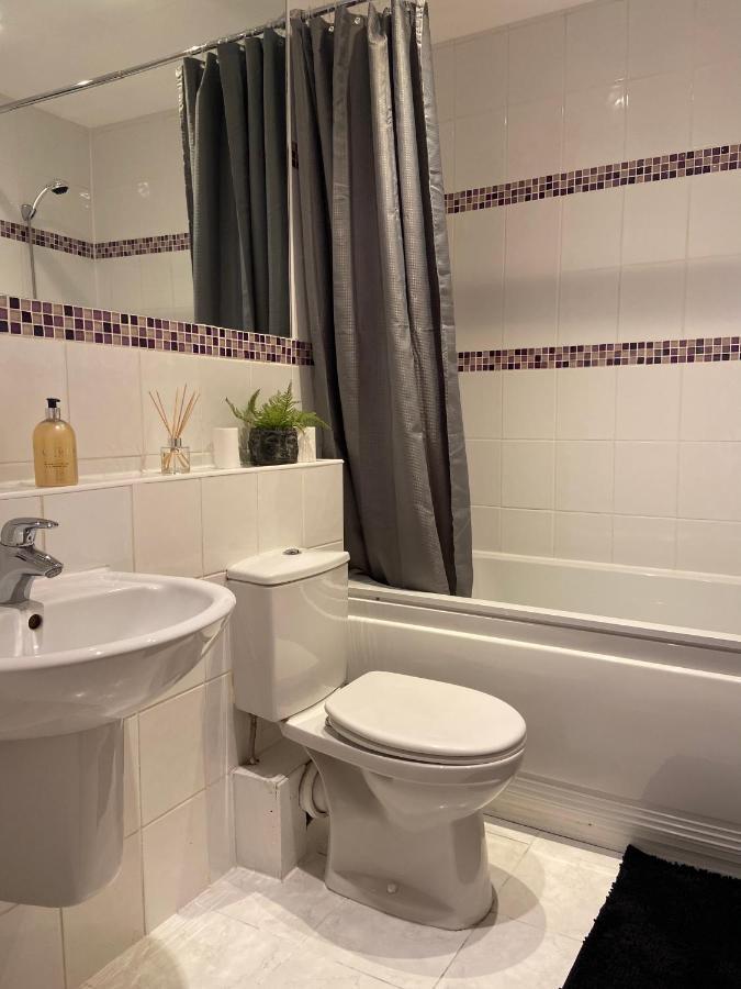 2 Bedroom, 2 Bathroom Apartment With Free Parking In A Great Location Cambridge  Exteriör bild