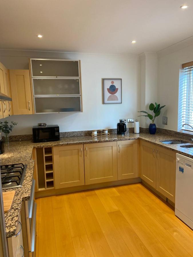 2 Bedroom, 2 Bathroom Apartment With Free Parking In A Great Location Cambridge  Exteriör bild