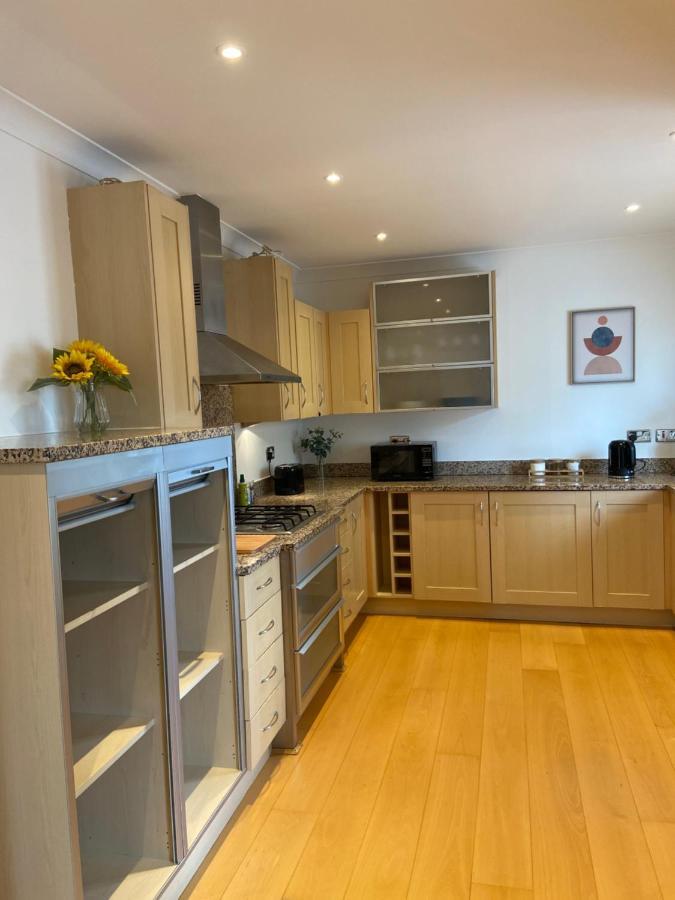 2 Bedroom, 2 Bathroom Apartment With Free Parking In A Great Location Cambridge  Exteriör bild