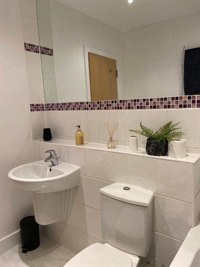 2 Bedroom, 2 Bathroom Apartment With Free Parking In A Great Location Cambridge  Exteriör bild