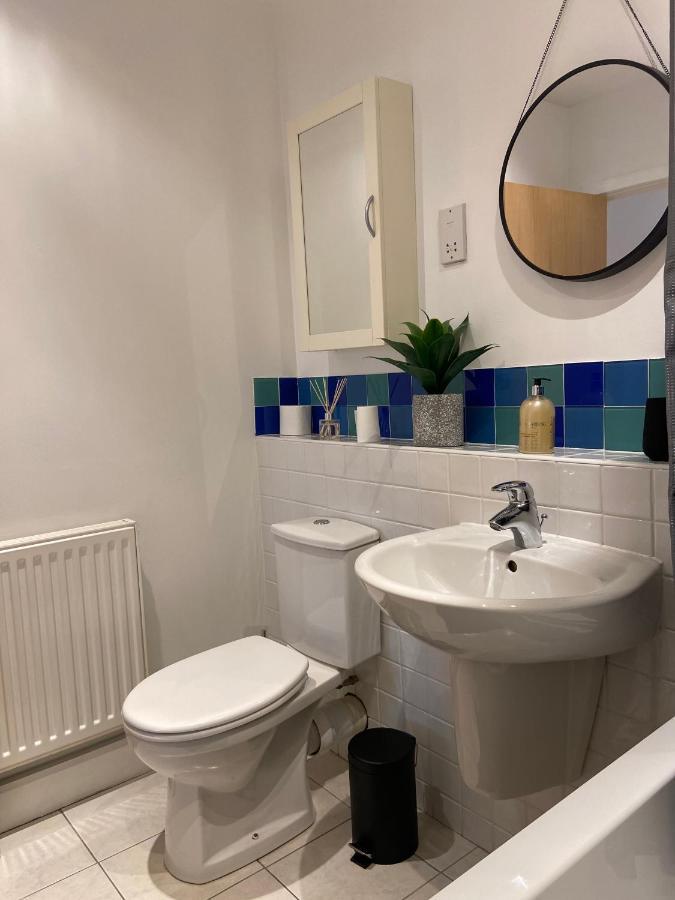 2 Bedroom, 2 Bathroom Apartment With Free Parking In A Great Location Cambridge  Exteriör bild