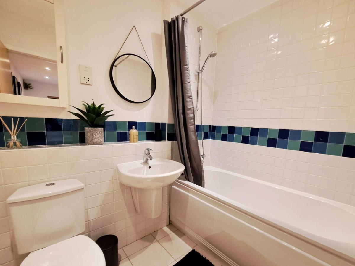 2 Bedroom, 2 Bathroom Apartment With Free Parking In A Great Location Cambridge  Exteriör bild