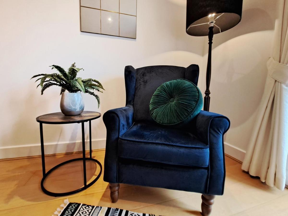 2 Bedroom, 2 Bathroom Apartment With Free Parking In A Great Location Cambridge  Exteriör bild