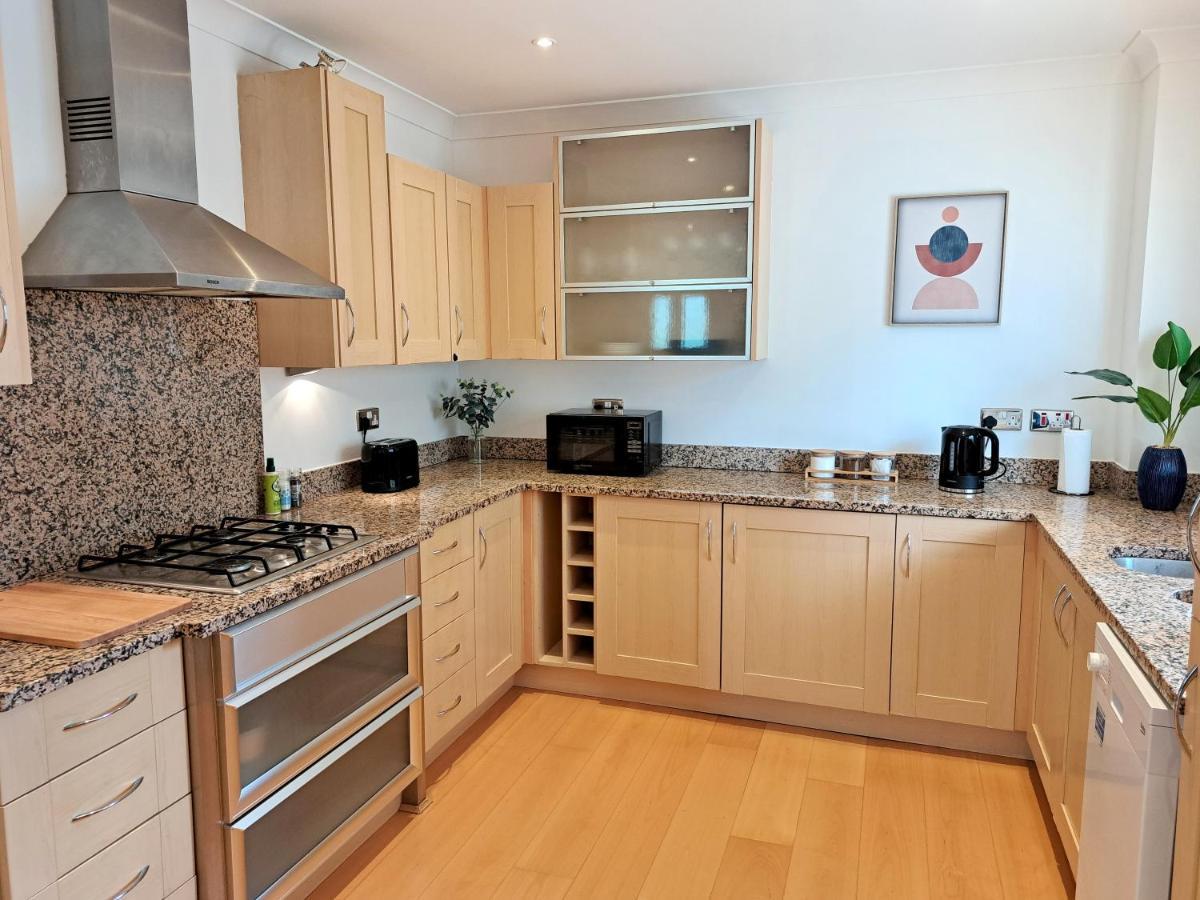 2 Bedroom, 2 Bathroom Apartment With Free Parking In A Great Location Cambridge  Exteriör bild