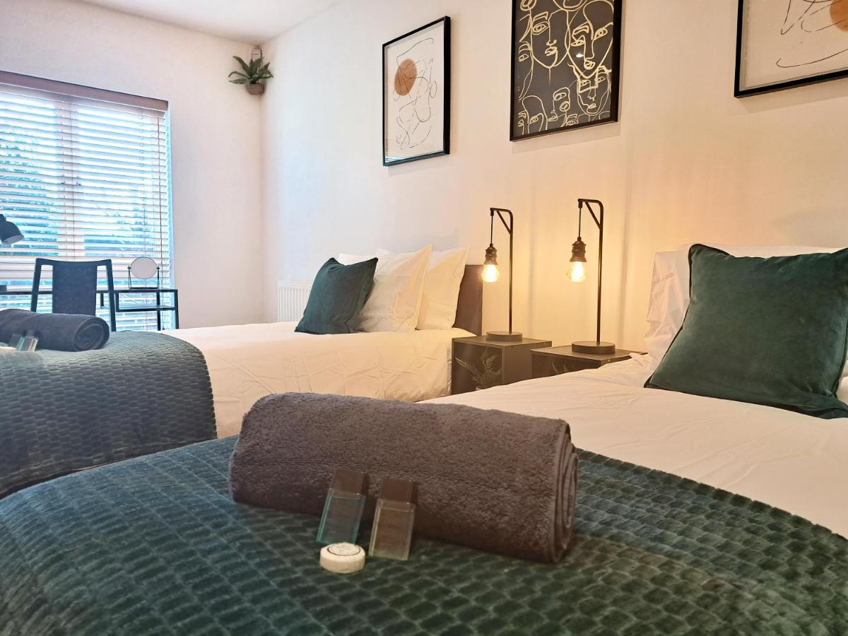 2 Bedroom, 2 Bathroom Apartment With Free Parking In A Great Location Cambridge  Exteriör bild