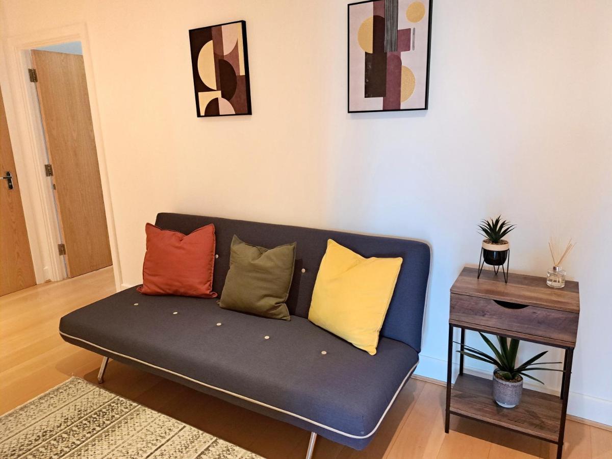 2 Bedroom, 2 Bathroom Apartment With Free Parking In A Great Location Cambridge  Exteriör bild