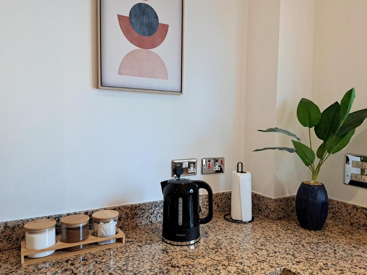 2 Bedroom, 2 Bathroom Apartment With Free Parking In A Great Location Cambridge  Exteriör bild